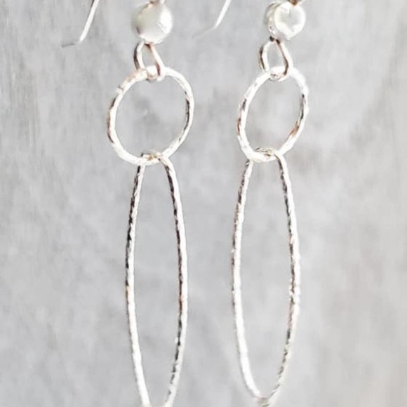 Sterling Silver Diamond Cut Interlocking Circle Oval Loop Earrings - Picture 2 of 3